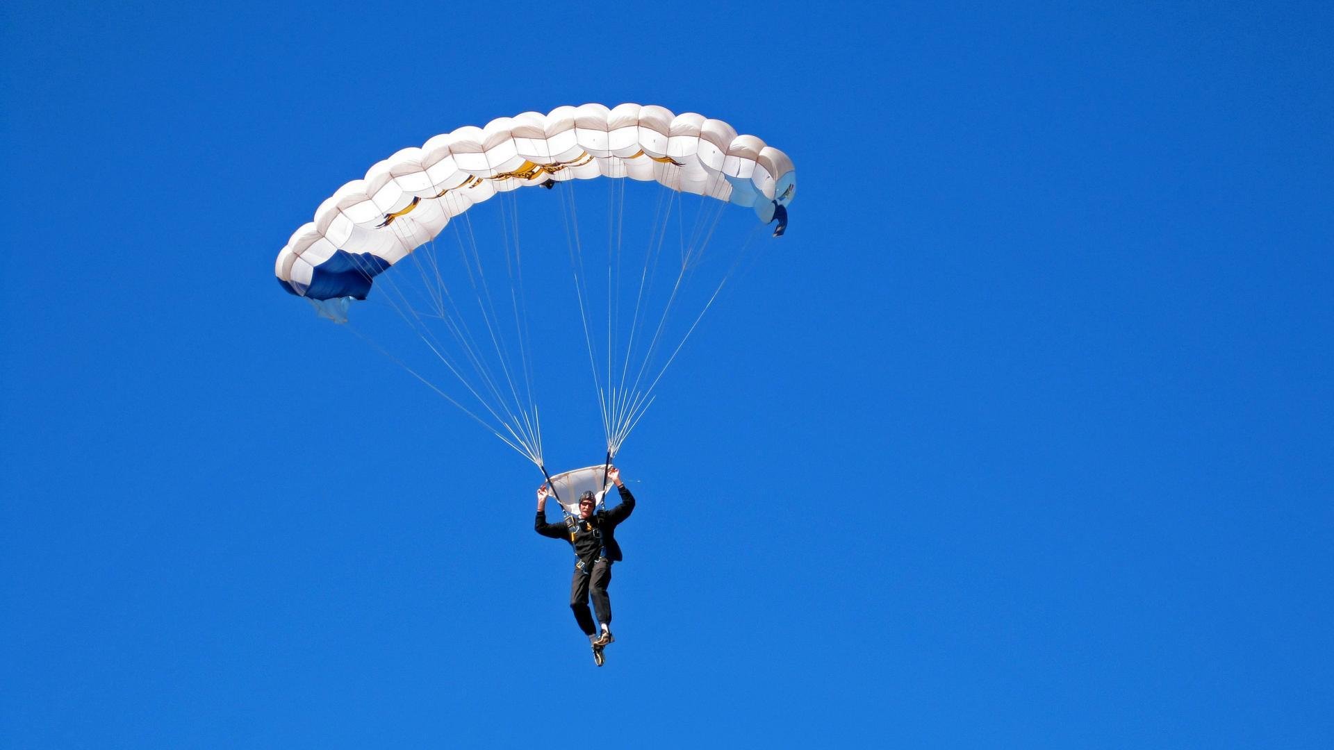 广东队利用挡拆战术不断撕裂对手防线，广东队战术打法
