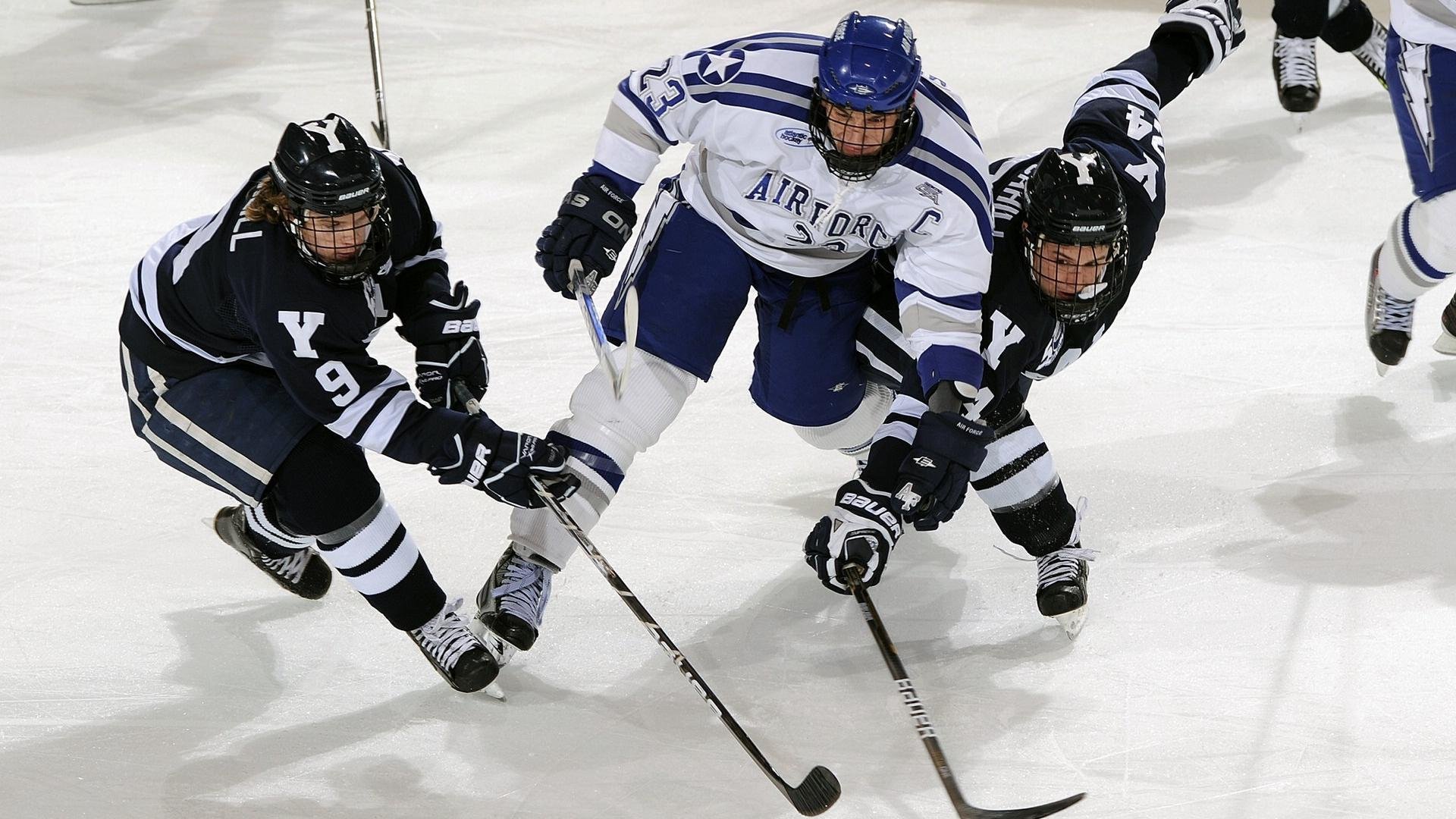 广东队利用挡拆战术不断撕裂对手防线，广东队战术打法